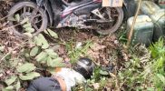 Foto : Penemuan mayat lelaki di pinggir jalan dalam kondisi tengkurap dan tertimpa motor yang membawa minyak jenis Pertalite