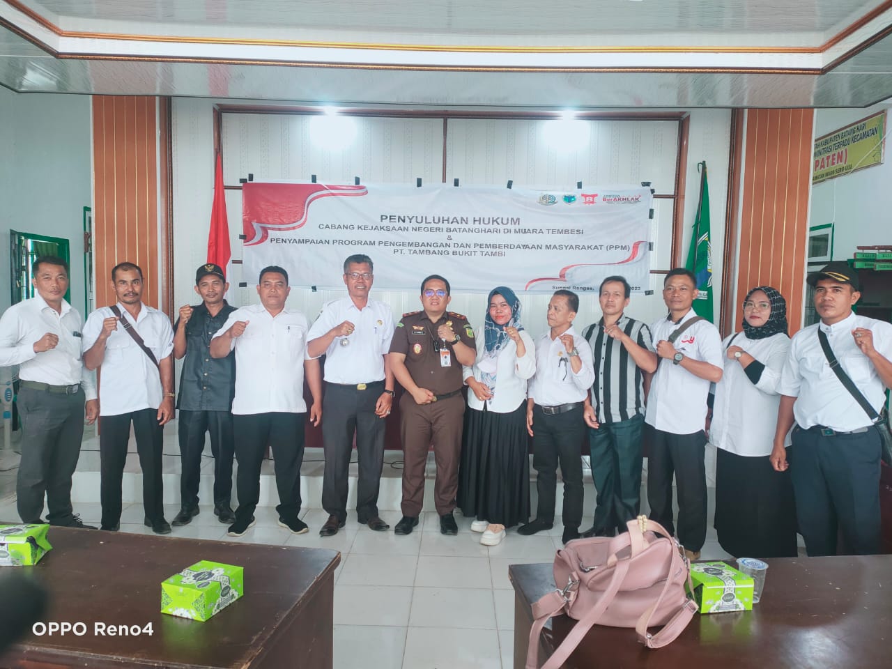 Foto bersama Kacabjari dan tamu yang hadir.