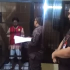 Foto : Kacabjari Muaratembesi Sedang Mengeluarkan Junardi alias Lek Jeret bin Tukiran yang telah melanggar pasal 335 Ayat 1.