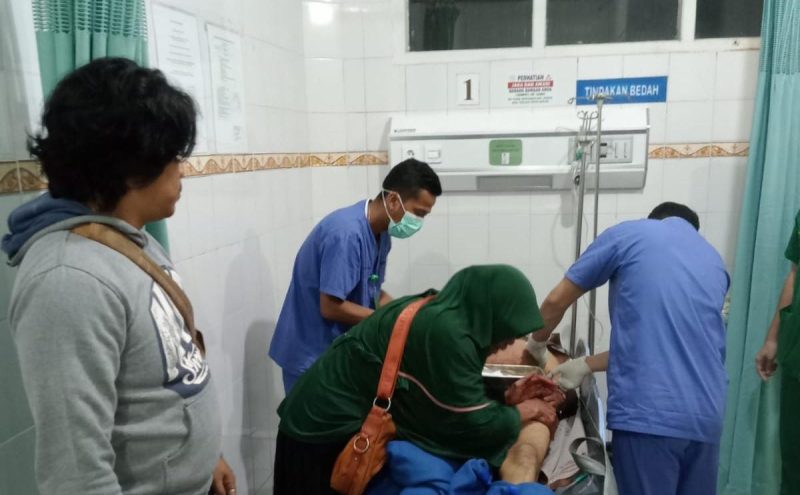 Foto : Korban ditemukan warga dekat Masjid pinggir sungai RT 02 desa Rantau Puri dengan tubuh telah bersimbah darah, langsung dilarikan ke rumah sakit HAMBA Muara Bulian.