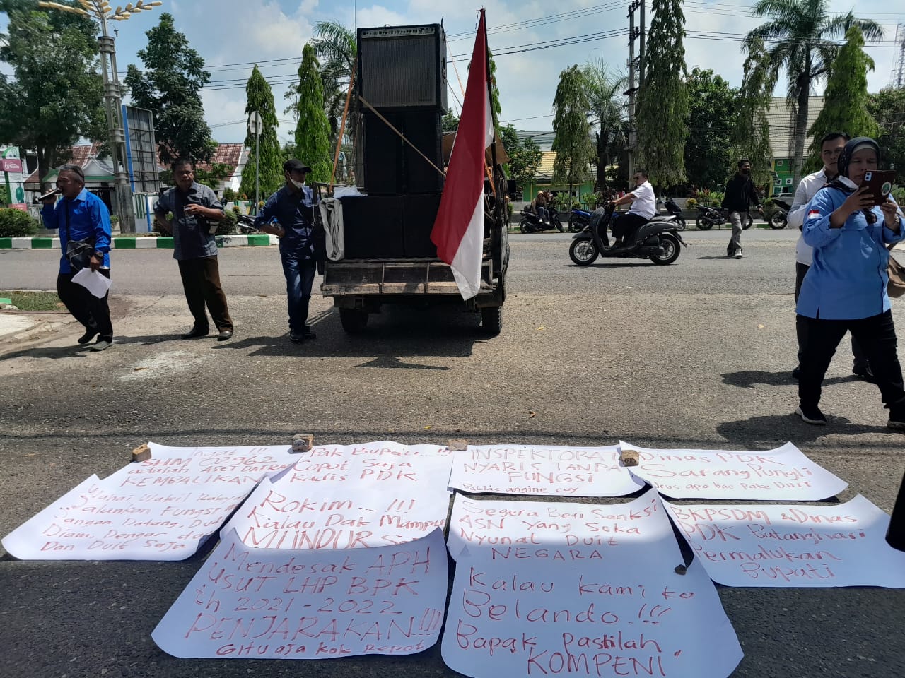 FOTO : Barisan Aktivis Batanghari Sedang Melakukan Aksi di Depan Kantor Bupati Batanghari Pada Rabu (20/9) Lalu.