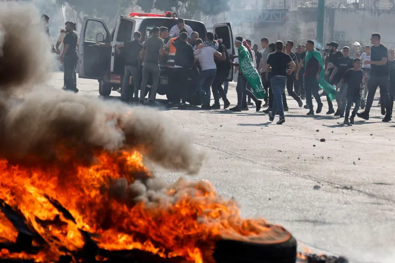 FOTO : Warga Palestina mengambil bagian dalam protes menyusul serangan Israel di Gaza, di Nablus, di Tepi Barat yang diduduki Israel, pada 13 Oktober 2023 [Raneen Sawafta/Reuters]