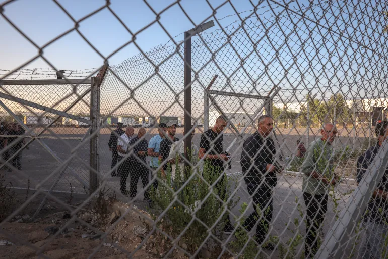 FOTO : Pekerja Palestina berkumpul di penyeberangan Beit Hanoon (Erez) antara Israel dan Jalur Gaza utara, pada 28 September 2023, setelah penyeberangan tersebut dibuka kembali oleh otoritas Israel [Mohammed Abed/AFP]