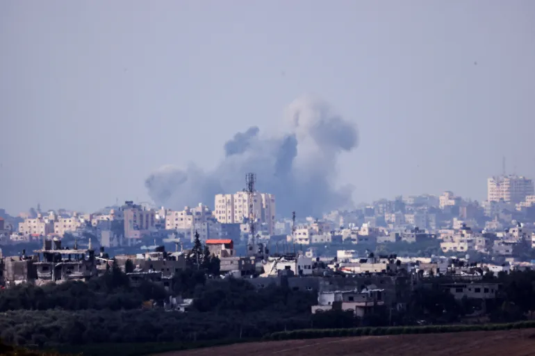 FOTO ; Asap mengepul di udara di atas Gaza setelah pemboman Israel, 16 Oktober [Amir Cohen/Reuters]