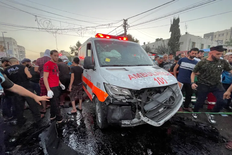 FOTO : Warga Palestina memeriksa kerusakan setelah konvoi ambulans terkena serangan udara Israel di pintu masuk Rumah Sakit al-Shifa di Kota Gaza, pada 3 November 2023 [File: Mohammed Al-Masri/Reuters]