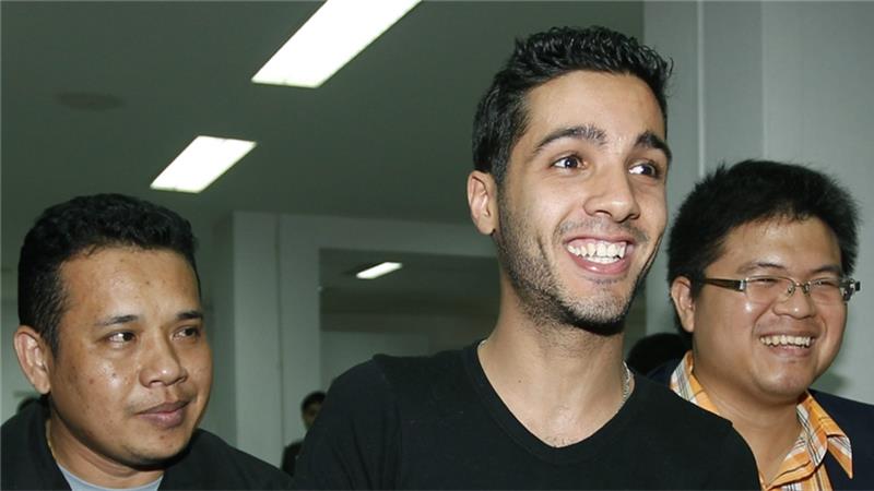 FOTO : Gambar di atas diambil saat Hamzah ditahan di Bangkok. Gambar itulah yang menjadi alasan Hamzah disebut The Smiling Hacker .