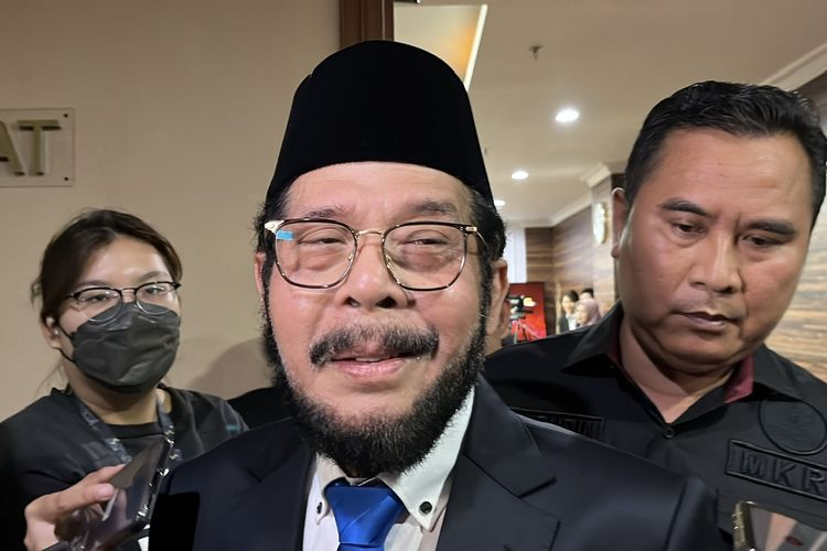 FOTO : Ketua Mahkamah Konstitusi (MK) Anwar Usman saat ditemui di Aula Gedung II MK, Selasa (24/10/2023).(KOMPAS.com / IRFAN KAMIL)