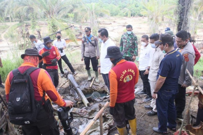 FOTO : Tim Gabungan Polda Jambi Saat Melakukan penutupan sumur minyak ilegal di Desa Bungku, Kabupaten Batanghari, beberapa waktu lalu.