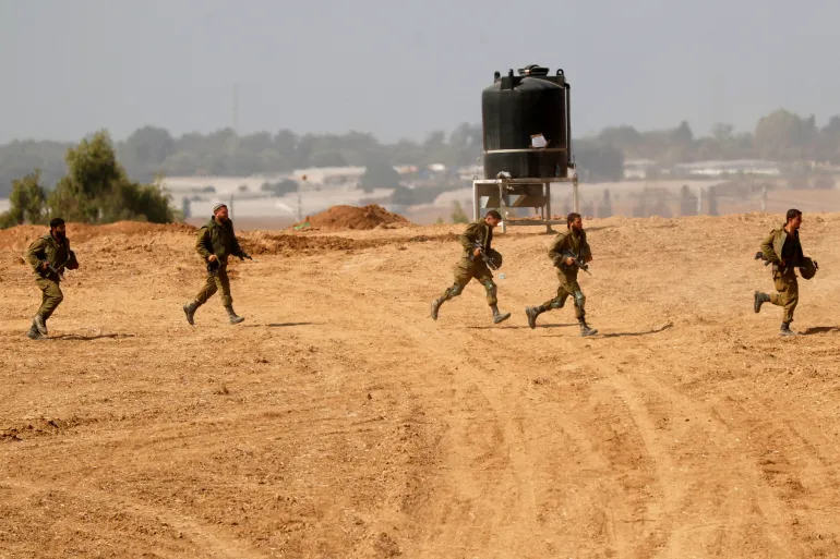 FOTO : Tentara Israel berlari mengambil posisi di kawasan sepanjang perbatasan dengan Gaza, Israel selatan, 13 Oktober 2023 [Atef Safadi/EPA-EFE]