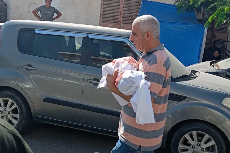 FOTO : Jameel, kakek Julia, membawa jenazahnya sebelum pemakamannya [Atas izin Ghada Ageel]