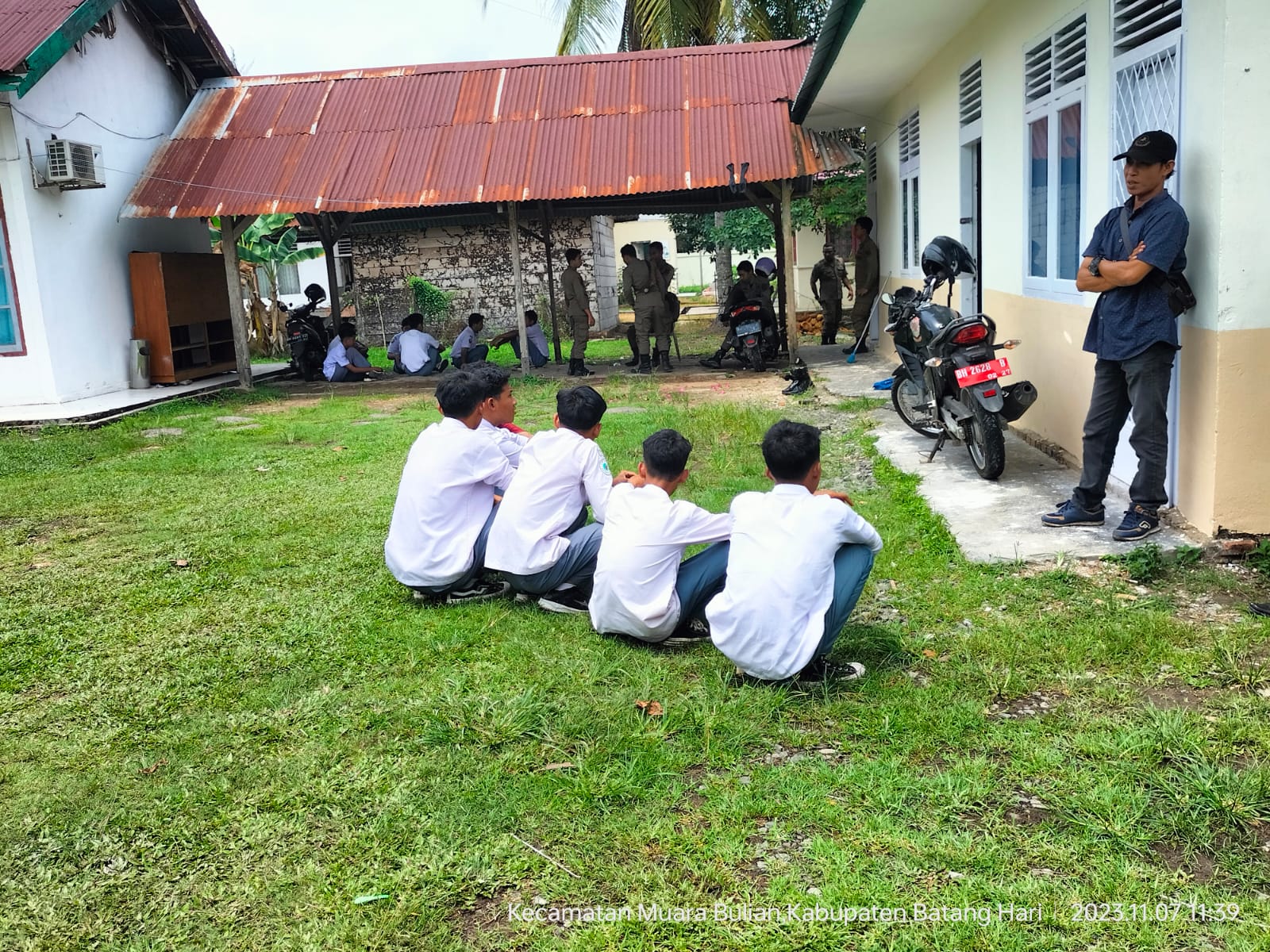 FOTO : Sebagoian dari Belasan pelajar yang diamankan pihak SatPol PP Batanghari, Selasa (7/11). (Jurnalishukum.com)
