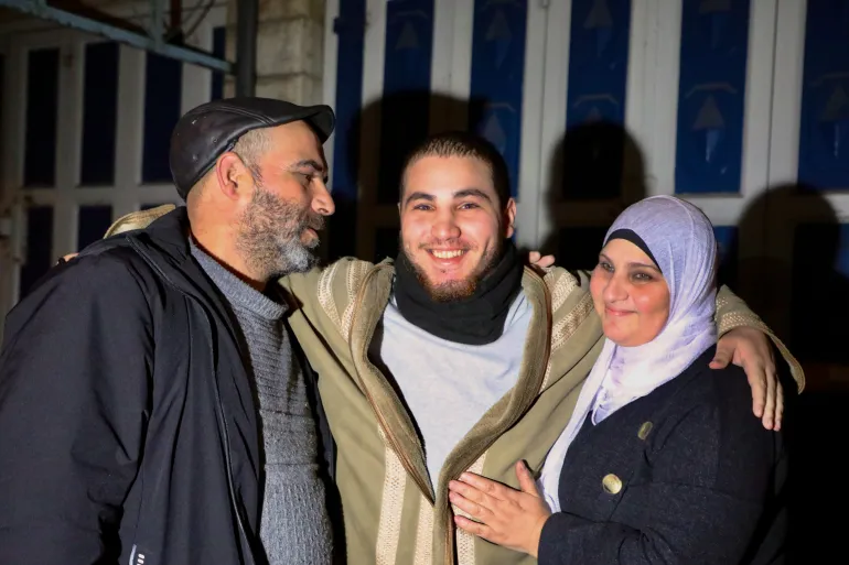FOTO : Mohammad bersama Fatima dan Murshid, berseri-seri dengan gembira, namun dengan tenang [Mosab Shawer/Al Jazeera]