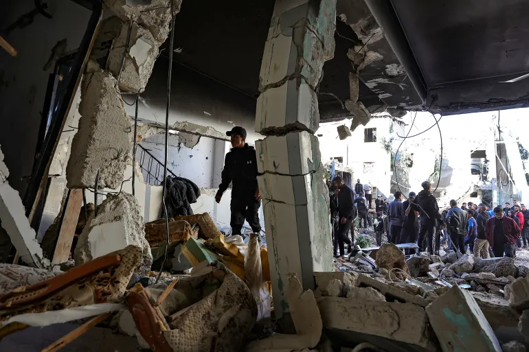 FOTO : Warga Palestina memeriksa kerusakan di sebuah rumah setelah serangan Israel di kota Jenin di Tepi Barat yang diduduki pada 29 November 2023 [Zain Jaafar/AFP]