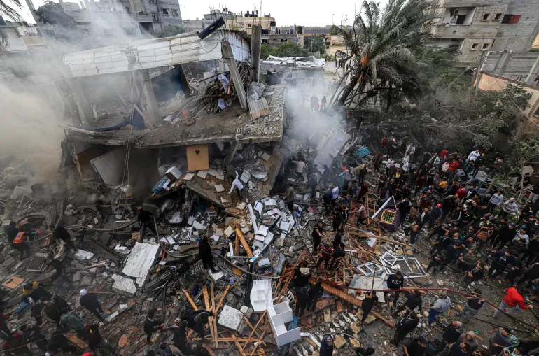 FOTO : Serangan udara Israel telah menewaskan sedikitnya 26 orang di kota Rafah di selatan, tempat puluhan ribu pengungsi Palestina mencari perlindungan dalam beberapa hari terakhir [Mahmud Hams/AFP]