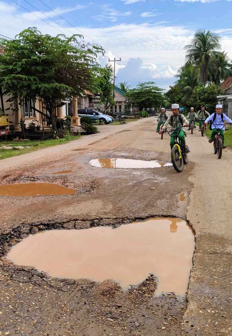FOTO : Keruskan Arus Jalan Kabupaten Batanghari Pasca di Rusaki Oleh Instansi Terkait dan Tidak di Perbaiki Kembali (Jurnalishukum.com) 