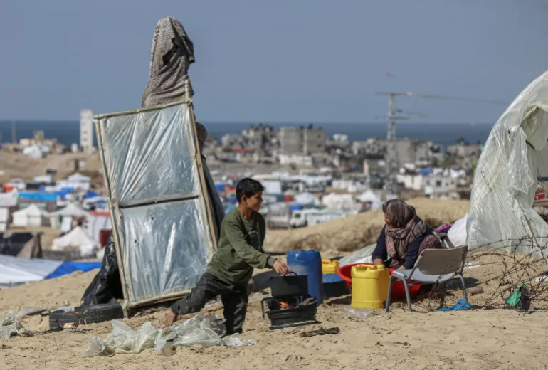 FOTO ; Orang-orang yang mengungsi ke Rafah takut dengan serangan Israel [Abdelhakim Abu Riash/Al Jazeera]